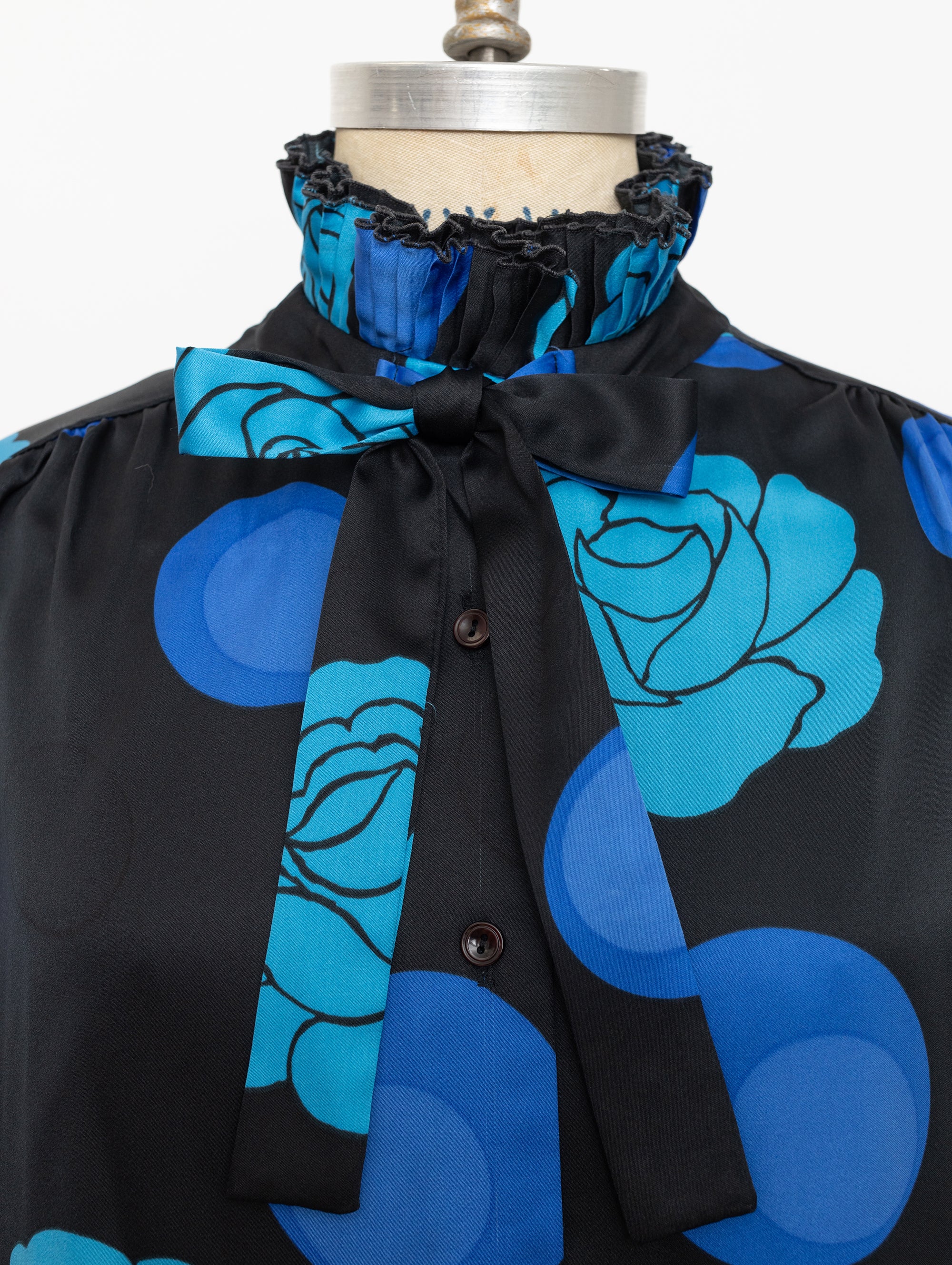 90s black and blue floral print blouse with ruffle collar