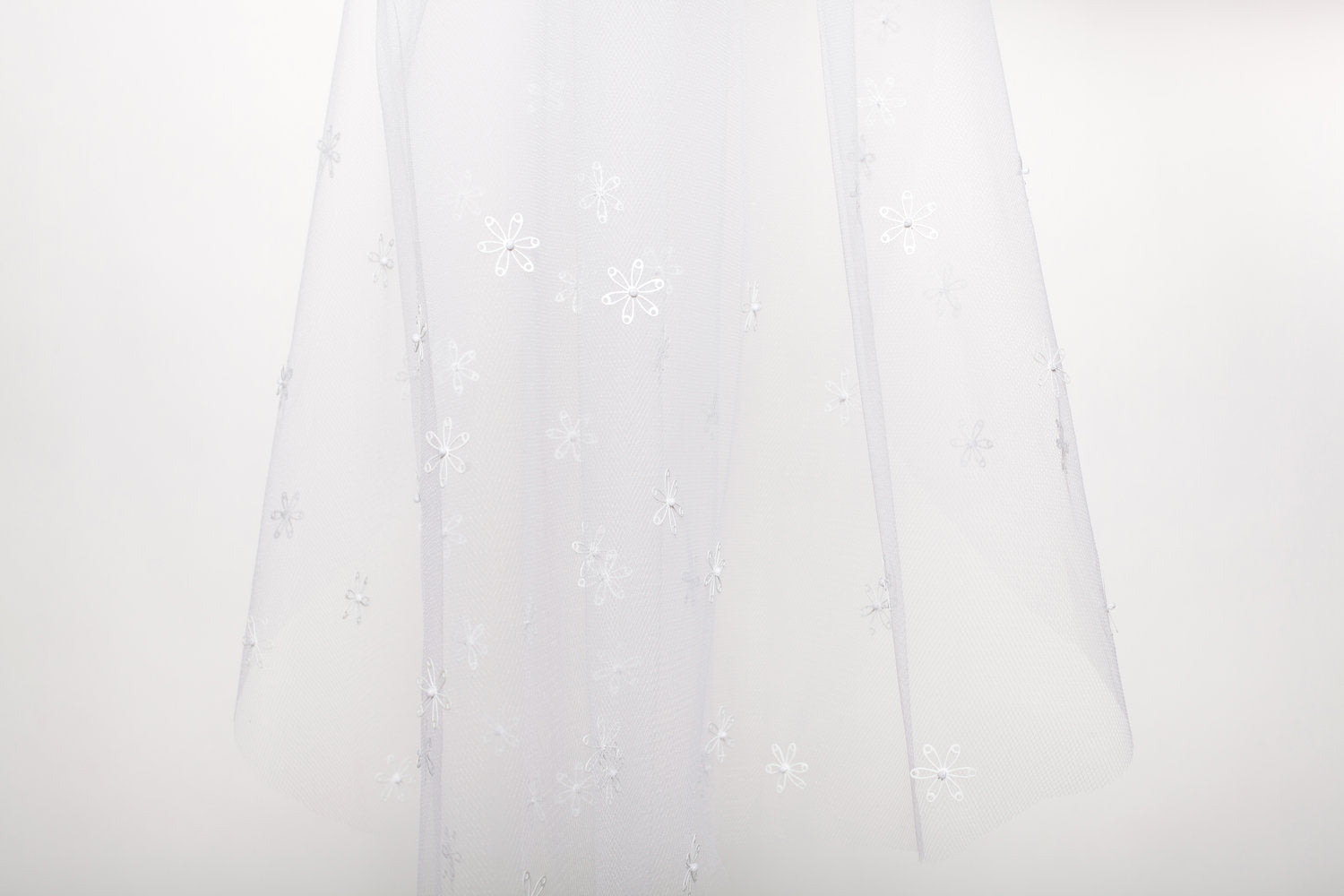 little white flowers wedding veil by miss tashina 3