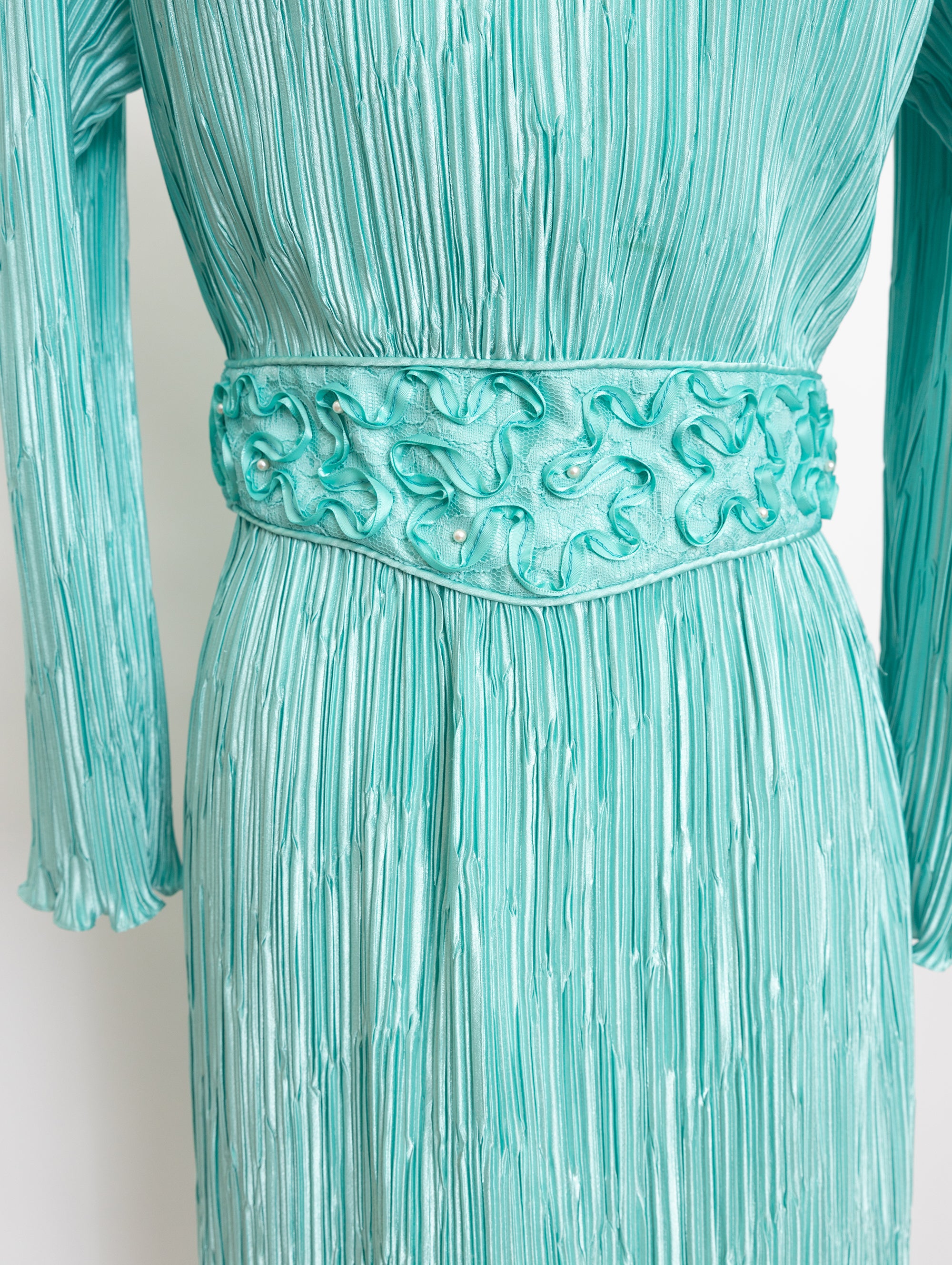 80s/90s seafoam green crinkle long sleeve dress