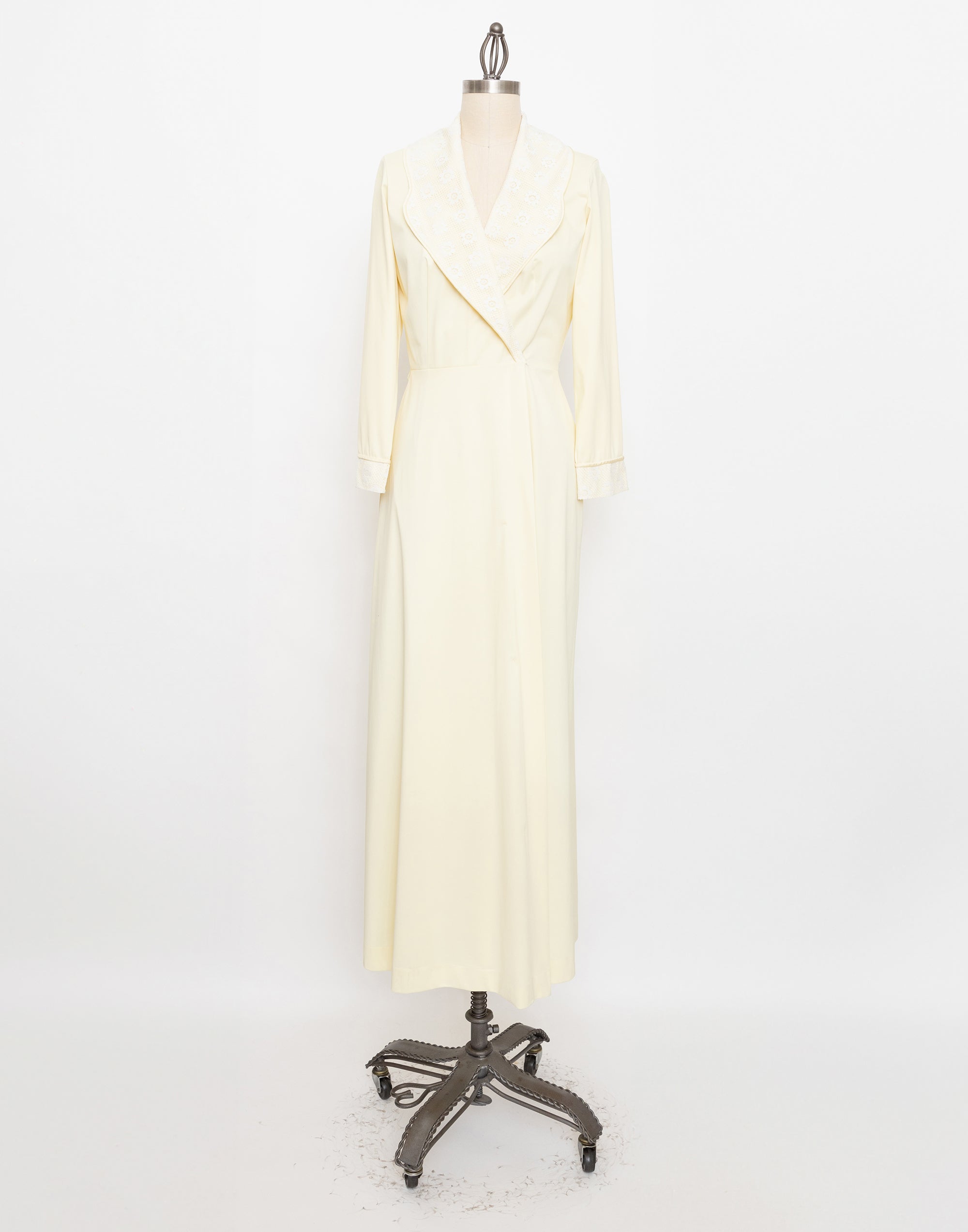 70s pale yellow lace lapel robe