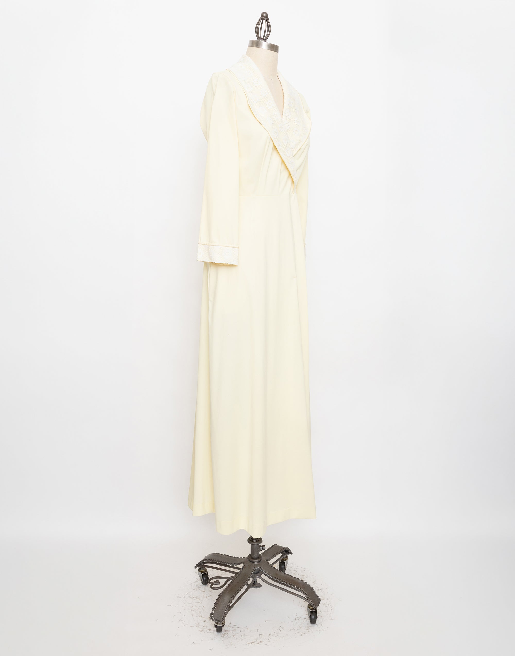 70s pale yellow lace lapel robe
