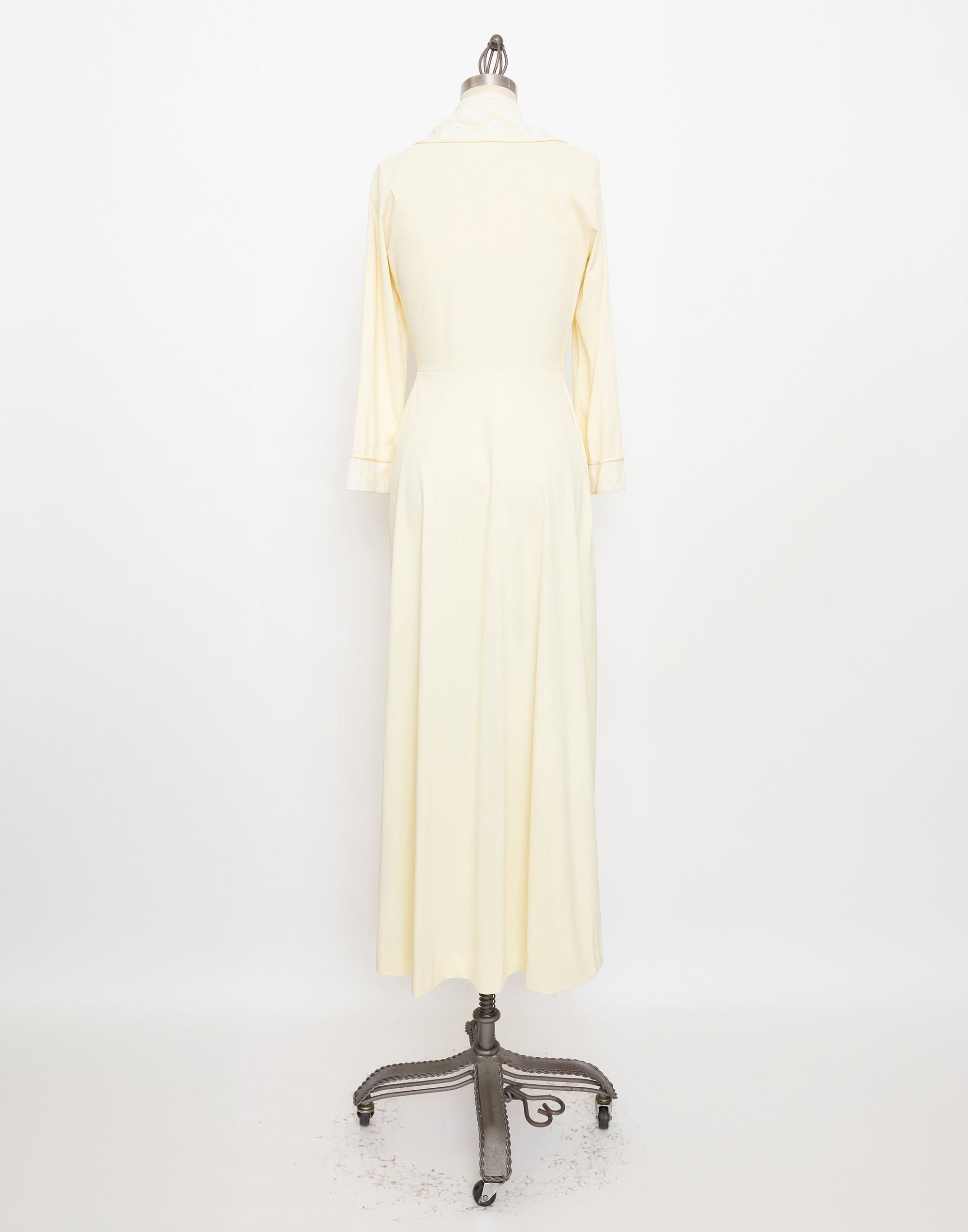 70s pale yellow lace lapel robe