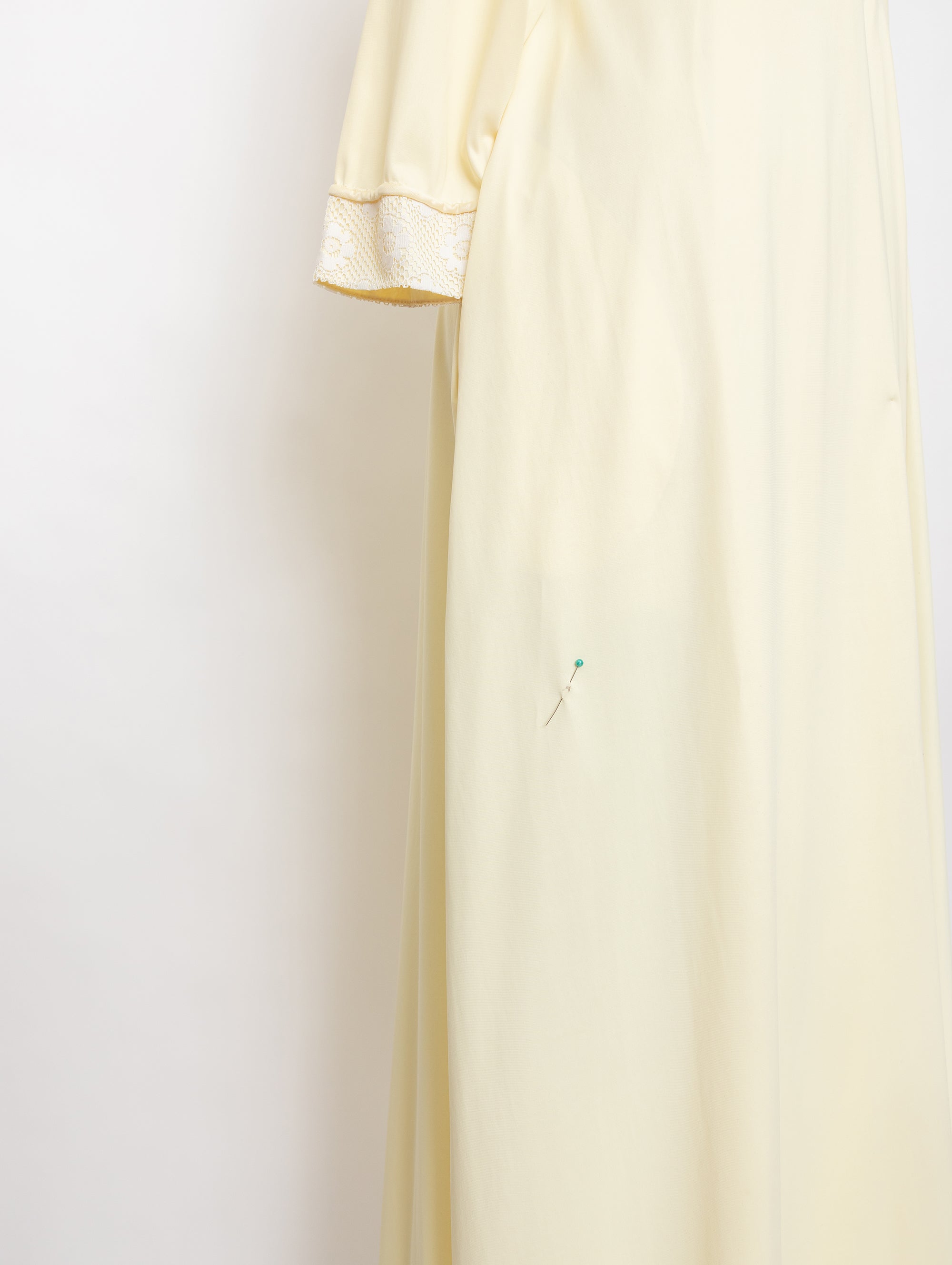 70s pale yellow lace lapel robe