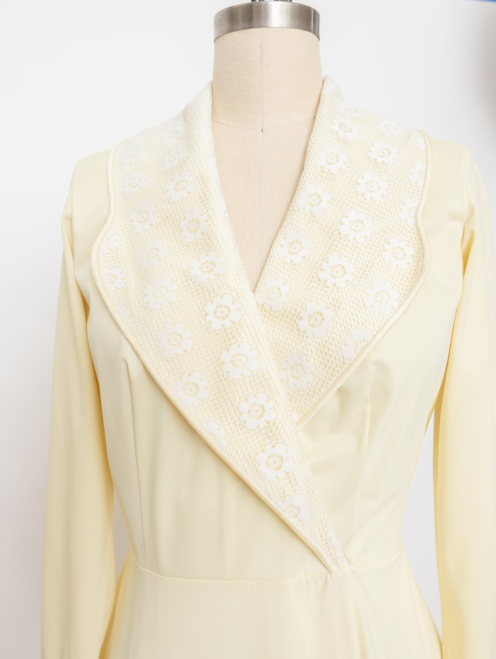 70s pale yellow lace lapel robe