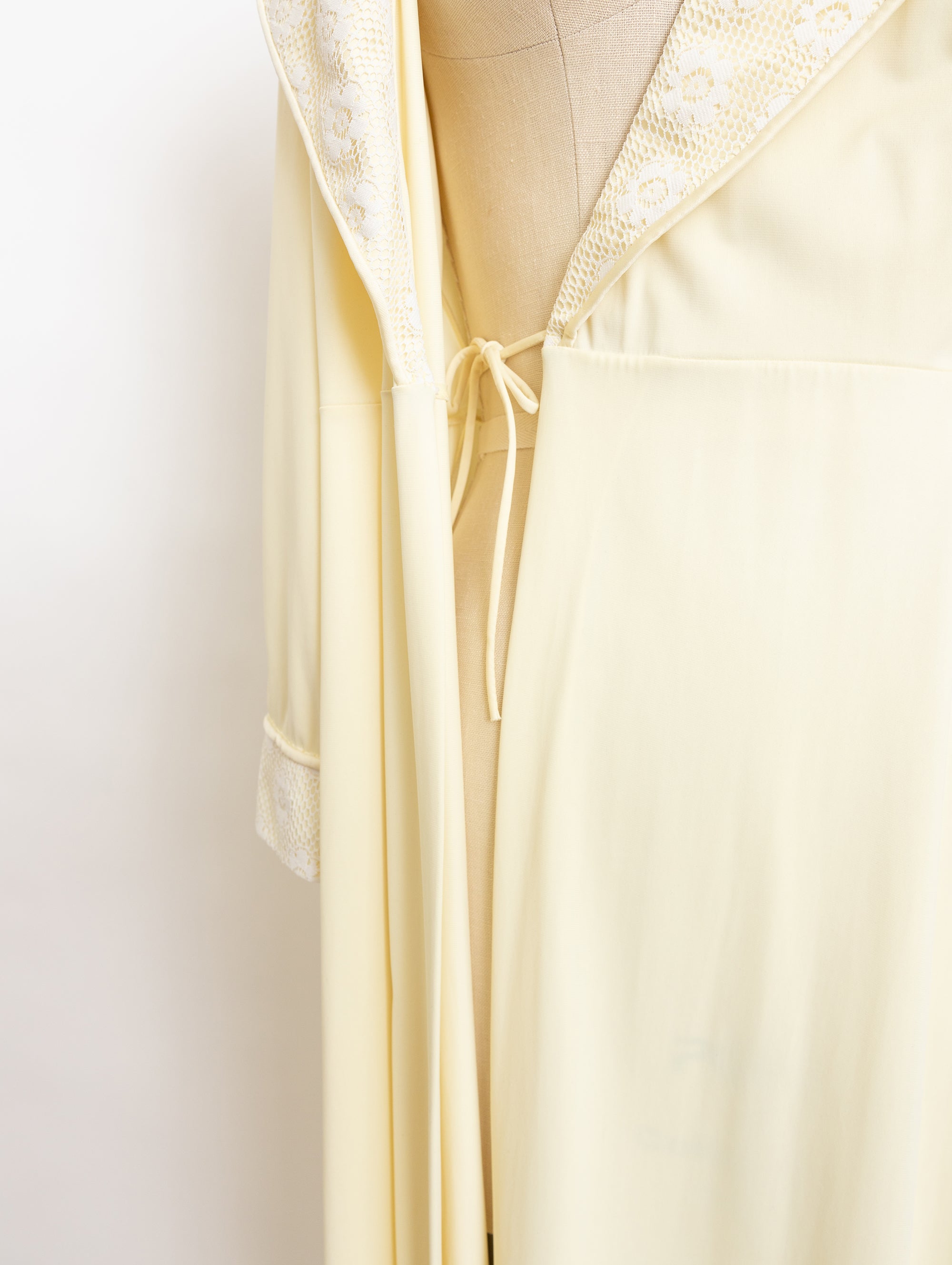 70s pale yellow lace lapel robe